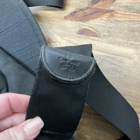 Crumpler Wee Bee (Medium) Messenger Tablet Bag Black Canvas Green Interior - Picture 9 of 12